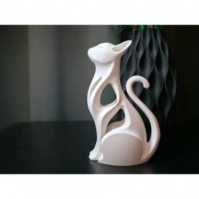 一件现代猫咪雕塑摆件，低调而有力的艺术装饰，可摆放在书架、书桌或餐桌上。