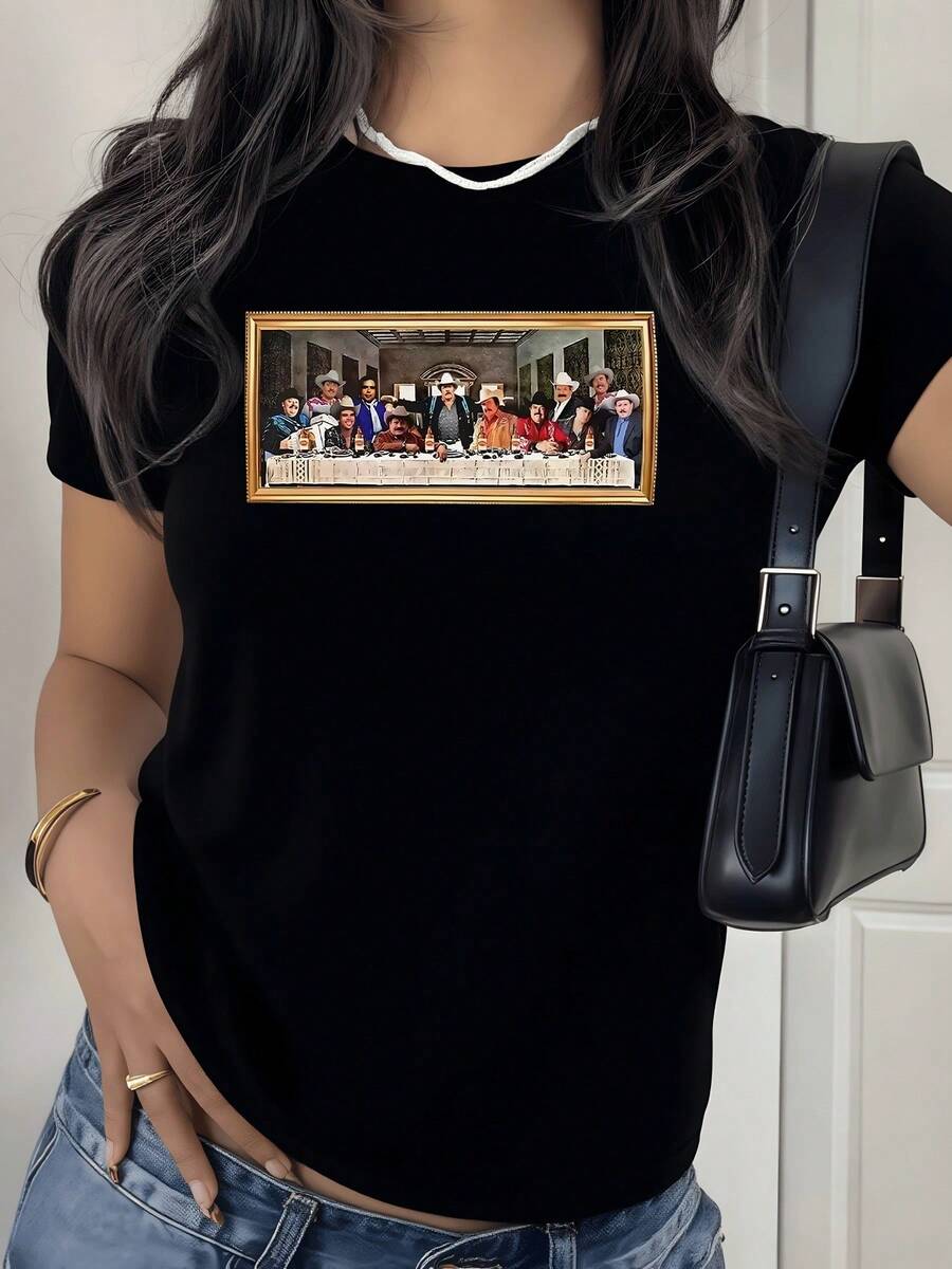 Un grupo de personas compartiendo una cena simbólica que representa unión y reflexión inspirado en arte clásico moderno con detalles coloridos camiseta de mujer casual 220g - Negro - Ver 1