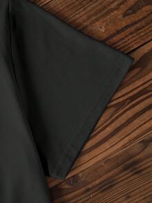 Disney 这款女士休闲日常短袖T恤采用100%纯棉面料，印有米奇手捧巧克力甜甜圈的图案，并配有“你想做我的甜甜圈情人吗？”的字样。“你想做我的甜甜圈情人吗？”巧妙地结合了“甜甜圈”（donut）和“不要”（do not）的谐音，俏皮地表达了“你想做我的情人吗？”的浪漫情愫。适合约会、情人节、日常出行以及游览迪士尼乐园等场合。这款米奇图案印花T恤也适合情侣穿着，是情人节的理想礼物。黑色夏季款 - 黑色 - 查看 4