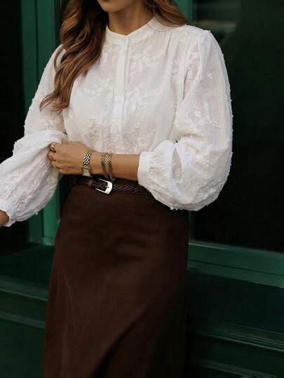 Blusa blanca de manga larga con cuello redondo, cierre de botones blancos, bordado floral 3D en la parte delantera, estilo elegante y minimalista, adecuada para conciertos, tardes de té, Día de la Madre, regreso a clases, ceremonias de graduación, bodas, así como para viajes cómodos, salidas y vacaciones de primavera