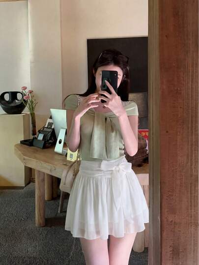 纯白色高腰A字迷你裙，版型修身，日常百搭