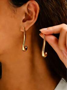 一对性感夸张的金色几何造型耳环，包含羽毛、S形、不对称水滴形、蝴蝶结、镂空圆环、几何线条、不对称圆形吊坠、锥形吊坠、花朵吊坠等多种造型，合金电镀简约长款耳环，百搭设计提升您的时尚品味，适合日常佩戴和派对场合，专为优雅迷人的女性打造。 - 金色 - 查看 2