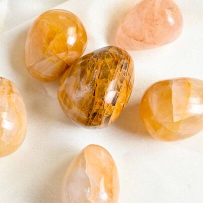 1个天然金色石英蛋 - 独特的晶莹剔透的水晶蛋，非常适合装饰咖啡桌，也是情人节、万圣节和新年的绝佳礼物选择。