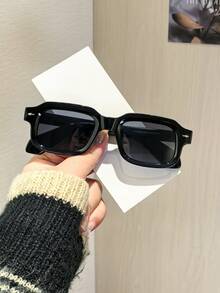 1 chiếc kính thời trang vuông dành cho nữ, tròng kính màu tím và xám, gọng nhẹ, ôm sát, kiểu dáng giản dị, thích hợp cho kỳ nghỉ, dã ngoại, kèm hộp đựng kính. - Nhiều màu - Xem 8