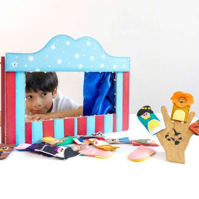 juguete Teatro para títeres de dedo contiene telón y luces, es plegable, portatil incluye morral para transportarlo