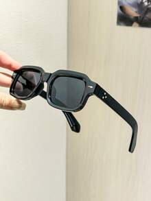 1 chiếc kính thời trang vuông dành cho nữ, tròng kính màu tím và xám, gọng nhẹ, ôm sát, kiểu dáng giản dị, thích hợp cho kỳ nghỉ, dã ngoại, kèm hộp đựng kính. - Nhiều màu - Xem 10