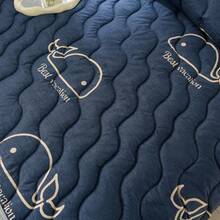 1pc Skin-Friendly Minimalist Plaid + Floral Quilted Wide-Edge Summer Quilt, Soft & Fine, Moisture-Wicking & Breathable, Minimalist & Elegant, Fashion Air Conditioning Quilt, Lightweight & Breathable Summer Quilt - Whale - View 6