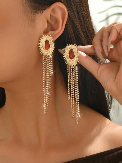 一对奢华复古欧式及中东风格水钻流苏耳环，设计师元素展现女性魅力，适合婚礼、派对、日常佩戴及节日送礼。新款设计包括复古蝴蝶吊坠、花朵水钻流苏、全镶钻孔雀羽毛、水钻鹿角等，更多精致时尚的女士耳环。