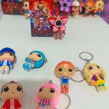 1件装热门盲盒可爱卡通娃娃吊坠钥匙扣隐藏式玩具礼品热销中，是完美的节日礼物，送给粉丝和朋友的礼物（款式随机） - 彩色 - 查看 2