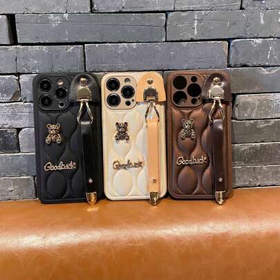 【新製品発売】韓国 新デザイン 3D文字の小熊リストバンド ダウンジャケット iPhone17/17pro/17promax/16/16pro/16promax/15/15pro/15promax/14/14pro/14promax/13/13pro/13promax/対応、女性に人気、ミニマリストデザイン、携帯ケース、全機種保護カバー、防水、耐衝撃、落下防止、傷防止。