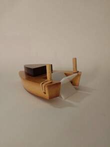 juguete didactico de madera SUMERGIBLE para niños barco de propulsion que se desplaza por si mismo sin uso de baterias u otro dispositivo. Funciona de manera mecánica al girar las aspas y generar tension en la liga. la liga puede remplazarse por cualquier otra. Aspas de acrílico. barnizado en su totalidad con poliuretano para proteger la madera del agua. ideal para jugar en la piscina o tina de baño - Camel - Ver 3