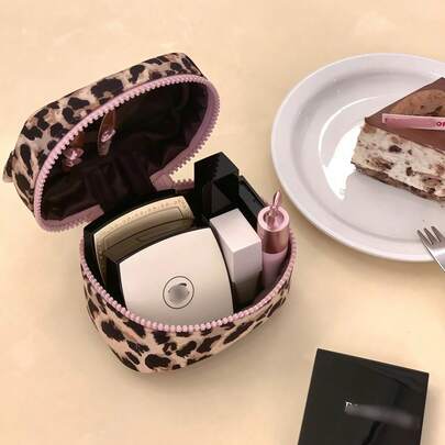 1/2 chiếc túi đựng mỹ phẩm mini họa tiết da báo dung tích lớn, thiết kế họa tiết da báo màu hồng, món đồ không thể thiếu cho các cô gái ngọt ngào và cá tính, sản phẩm đang thịnh hành trên , có thể kết hợp với bông phấn và lược, phù hợp cho các bạn nữ, phụ nữ và giáo viên, túi trang điểm cầm tay di động họa tiết da báo dễ thương, kiểu dáng Hàn Quốc, phù hợp cho các bữa tiệc, hẹn hò, gặp gỡ hàng ngày, quà tặng sinh nhật sáng tạo, túi đựng mỹ phẩm vuông nhỏ họa tiết da báo kiêm hộp đựng bút chì có tay cầm tiện lợi mang theo.
