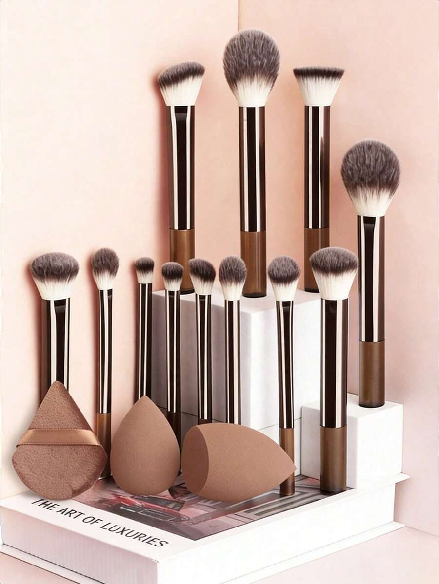 15件套多功能化妆刷套装，包含12支长柄软毛化妆刷、2个化妆海绵、1个粉扑，适合所有肤质，快速上妆工具
