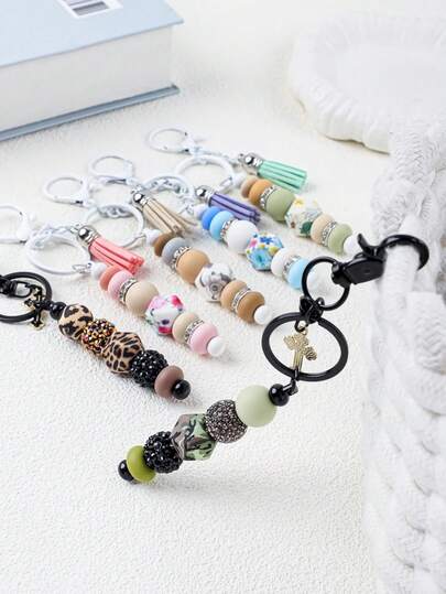 Móc khóa hình thánh giá đính hạt, họa tiết hoa, da báo và rằn ri phối hợp, thiết kế nhiều màu sắc vui tươi, món quà hoàn hảo cho bạn bè và chị em gái.