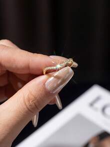1枚0.01克拉莫桑石戒指，优雅奢华波浪纹设计，925纯银材质，适合订婚、结婚、送朋友、生日、周年纪念等场合，珠宝首饰。 - 波紋莫桑戒指 - 查看 2