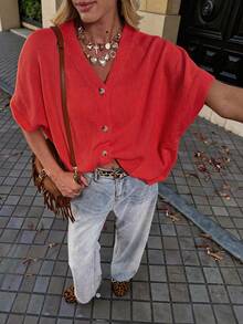 FOR BEAUTY 春夏新款纯色V领纽扣短袖宽松针织开衫，女士休闲度假装扮，落肩毛衣上衣，适合日常休闲、工作通勤、外出、度假、约会等场合。 - 火焰紅 - 查看 3