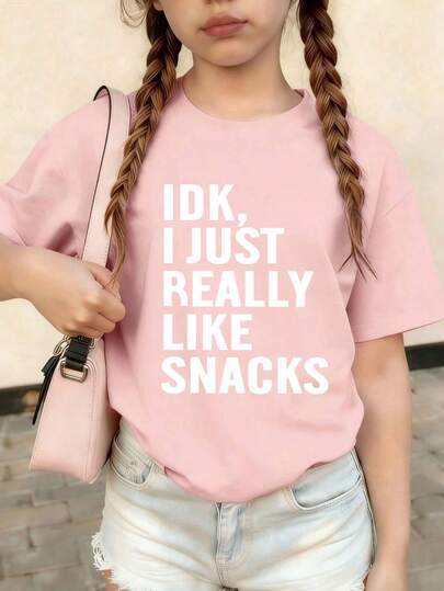 一件休闲印花圆领短袖T恤，适合年轻女孩在春、夏、秋季穿着。