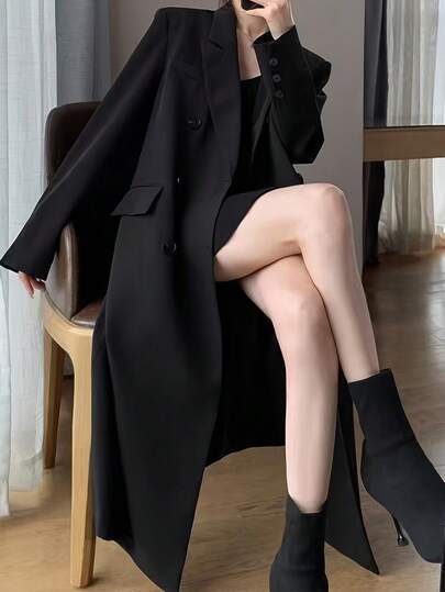 新款女士黑色长款风衣，独特设计，翻领双排扣，宽松版型，经典长款。这款优雅奢华的长款外套适合约会、派对、婚礼和其他正式场合。也适合情人节约会、婚礼宾客正式着装、万圣节装扮、沙特国庆日服装、派对外出等场合。