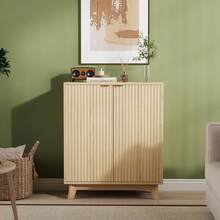 clóset Buffet con Almacenamiento, Moderno Acento Estriado Credenza con Puertas y estantes Ajustables, Mesa de Consola de Bar de café de Madera de 31.5 Pulgadas para Sala de Estar, Comedor, Cocina - Color de madera natural - Ver 1