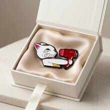 脾气暴躁的招财猫吹风机胸针，趣味珐琅别针，个性化配饰“吹你脸”招财猫胸针，日式趣味徽章，小众奇趣别针 - 紅色 - 查看 6