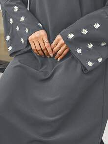 1pc Women's Muslim Long Robe Dress, Floral Embroidery Long Sleeve Plus Size Muslim Gown, Classic Grey Smooth Knit Fabric Islamic Clothing - Grey - View 4