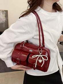 This Fashionable And Classic Solid Color Waterproof PU Material Clown Bag Features A Letter Graphic Design, With Multiple Pockets, A Shell Shape, And Dual Handles. It Can Be Carried As A Shoulder Bag Or Underarm Bag, And Comes With A Pendant Decoration. The Interior Can Hold Daily Necessities Like Lipstick, Keys, And Cosmetics. It Is Very Suitable For Travel, Shopping, Work, Parties, Dates, And New Year Celebrations. This Is A Retro Japanese Street Style Bag For Women. - 紅色 - 查看 4