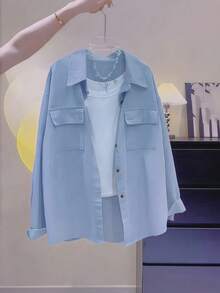 Blusa de manga larga con botones al frente y cuello, de tela tejida, de ajuste regular, en color azul claro, adecuada para uso casual en primavera - Lavado ligero - Ver 4