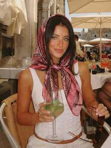 1条简约印花缎面围巾，新款春季时尚女式围巾，可用作腰带、包装装饰、围巾、头带、发饰，是造型的理想之选。 - 酒紅色 - 查看 3