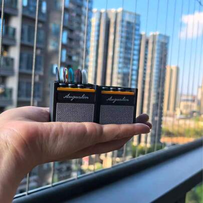 1 pieza Portaplectros de guitarra negro, Estuche con forma de guitarra que puede contener 5 plectros, Bolsa elegante para plectros, Portaplectros con forma de amplificador de guitarra (plectros no incluidos), Portaplectros de guitarra portátil y popular, Caja de almacenamiento de plectros con forma de altavoz de amplificador vintage, Regalo para amantes de la guitarra