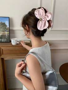 1个女士缎面3D山茶花发爪夹，法式优雅奢华发饰，春夏氛围提升发型造型工具 - 粉色 - 查看 3