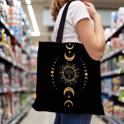 Túi tote họa tiết vị trí Mặt Trời và Mặt Trăng trên nền đen, họa tiết bầu trời sao vàng. Thích hợp cho việc đi lại hàng ngày, mua sắm, sử dụng, du lịch và các dịp giải trí, với đặc điểm nhẹ và có thể giặt máy.