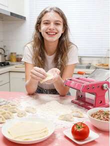 加厚齿轮手动意面机 | 六合一意面机，在家轻松制作劲道新鲜的面条/饺子皮/馄饨皮。升级加厚齿轮：这款手动意面机配备升级加厚齿轮，耐用性提升30%，擀面更轻松，不易打滑。六合一多功能：可制作圆面、宽面、细面、饺子皮、馄饨皮和包子皮，满足您所有自制意面的需求。 - 彩色 - 查看 11