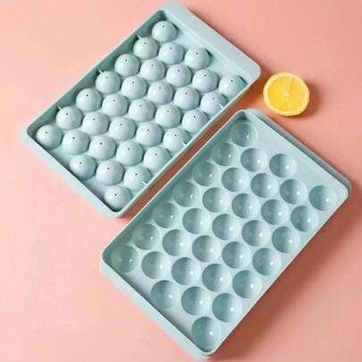 Bộ 1 khay làm đá viên tròn 33 ngăn có nắp đậy, được làm từ nhựa ABS bền chắc, thiết kế chống rò rỉ và cấu trúc dễ tháo giúp lấy đá ra dễ dàng, tạo ra những viên đá đồng đều hoàn hảo để làm lạnh rượu whisky, cola, bia, cocktail và nhiều loại đồ uống khác, dụng cụ làm đá tại nhà lý tưởng cho mùa hè mát mẻ, các buổi họp mặt gia đình và các bữa tiệc lễ hội.