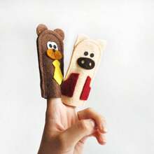 juguetes de textil para niño, títere de dedo. Los tres cochinitos, contiene 4 personajes y cartera de plástico para guardar al Lobo feroz y a tres cochinitos de diferente color, elaborados en fieltro con aplicaciones de fieltro para caracterizar a los personajes. - Azul - Ver 3