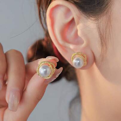 一对简约时尚的高端珍珠双层编织金圈耳环，适合日常通勤和特殊场合，是情人节、母亲节和母亲生日的理想礼物。