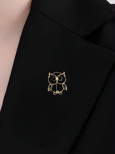 1 chiếc ghim cài áo hình cú mèo cách điệu, thiết kế rỗng tối giản, phù hợp cho cả nam và nữ, có thể cài lên vest, váy, áo len, làm phụ kiện dự tiệc, quà tặng sinh nhật, ghim cài cổ áo. Ghim cài áo hình cú mèo tráng men bóng, đa năng, kiểu dáng tối giản dễ thương, sang trọng. Phụ kiện ghim cài áo cao cấp độc đáo dành cho nữ, thích hợp làm quà tặng sinh nhật, ngày lễ, cho giáo viên hoặc bạn bè thân thiết.