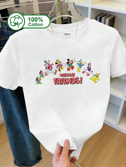 Disney Áo thun nữ tay ngắn 100% cotton, kiểu dáng thường ngày, với họa tiết vui nhộn của Goofy, Mickey, Daisy và Pluto, mang đến không khí lễ hội tưng bừng. Thích hợp cho các hoạt động thường ngày, đi học, du lịch, tụ họp bạn bè và các dịp khác. Trang phục mùa hè, áo thun in họa tiết Goofy, Mickey, Daisy và Pluto. Màu trắng.