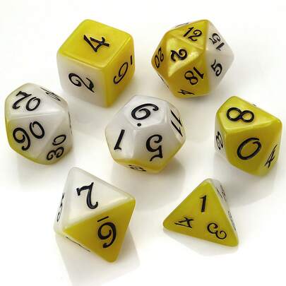 Juego de 7 dados poliédricos de dos colores, blanco y amarillo con numeración negra, adecuado para regalos festivos y juegos de patio