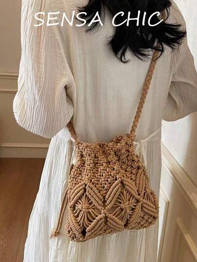 Túi đeo chéo thời trang kiểu dáng nghỉ dưỡng với thiết kế khoét rỗng. Khóa dây rút, túi dệt, hoàn hảo cho kỳ nghỉ biển, mua sắm và du lịch.