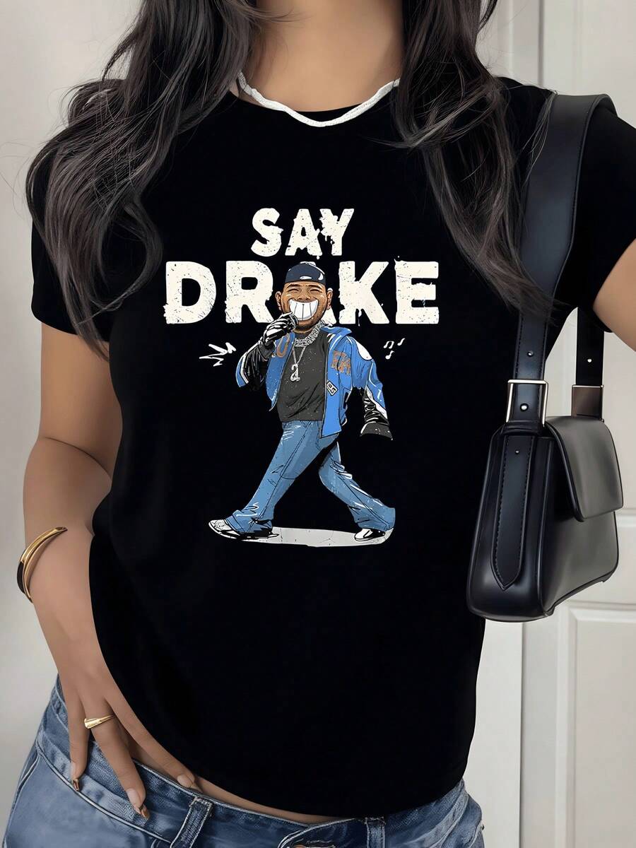 Figura urbana de un hombre caminando con actitud confiada mientras sujeta un micrófono rodeado de notas musicales que evocan energía y libertad camiseta de mujer básica cómoda 220g cuello redondo ajuste moderno - Negro - Ver 1