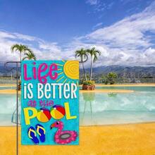 一面印有“泳池边的生活更美好”字样的花园旗帜，双面设计，采用涤纶材质，展现充满活力的夏日风情，图案包括火烈鸟和沙滩球。是美化泳池区域的理想之选。 - A - 查看 2