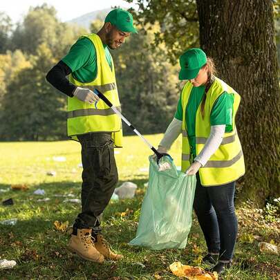 这款32英寸折叠式拾取器专为老年人设计，爪宽4英寸，非常适合捡拾垃圾。此外，该工具轻巧便携，爪尖还配备了强力磁铁。