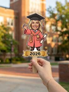 Foto personalizada de caricatura de graduación 2026, abanico de foto de graduación de dibujos animados personalizado, palo de foto de graduación con texto personalizado, soporte de foto de chibi de graduación personalizado, acrílico, mango de madera, impresión de caricatura personalizada, resistente, graduados de escuela secundaria, graduados universitarios - Una pieza - Ver 8