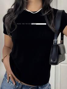 Mensaje que inspira confianza y energía con la frase face the future reflejando una visión moderna y optimista ideal para mujeres seguras camiseta de mujer casual 220g cómoda para uso diario - Negro - Ver 1