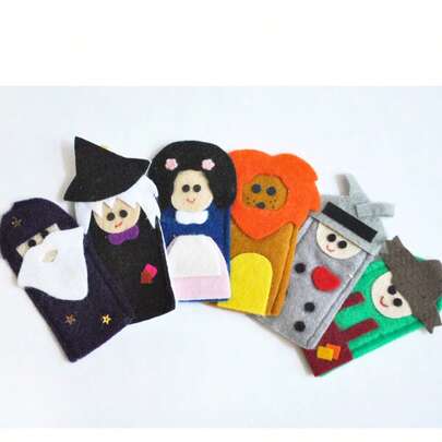 juguetes de textil para niño, títere de dedo. Mago de Oz contiene 7 personajes y cartera de plastico para guardar al Leon, Espanta pajaros, Hombre de lata, Mago, Dorothy y la Bruja del Este y del Oeste en un mismo títere. Elaborados en fieltro con aplicaciones de fieltro para caracterizar a los personajes.