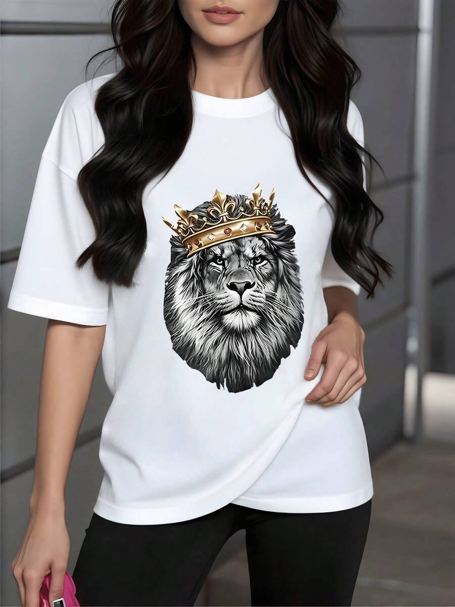 Rostro majestuoso de león con una corona dorada que representa fuerza liderazgo y confianza con detalle realista y mirada poderosa camiseta de mujer cómoda 220g casual moderna - Blanco - Ver 1