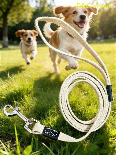 Guia de lona para passeio de cães (1 unidade). Design minimalista em corda bege, com acabamento em couro preto e fivela de metal prateada. Sensação de frescor e durabilidade. A prática fivela de metal facilita a colocação e o uso pelos donos em seus amados animais de estimação. Um acessório prático e atencioso para donos de cães de pequeno a médio porte (como poodle, corgi, bichon frisé, etc.) que preferem um estilo natural e moderno, design minimalista e prático, e buscam uma experiência confortável e conveniente para passear com seus cães diariamente.