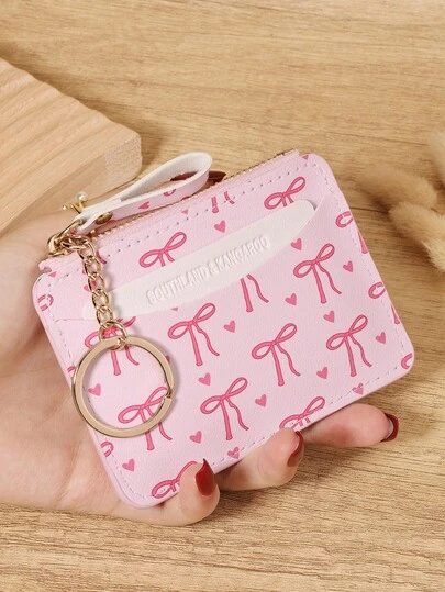 这款带链条钥匙扣的蝴蝶结拉链小钱包，可装零钱，对折设计，纤薄轻巧，多层便携，可装身份证、现金、信用卡等，简约时尚，现代商务风格，适合周年纪念、生日等场合，也可作为礼物赠送，适合女孩、女士、女性，也可作为书包或学习用品，用于学校宿舍和返校季。