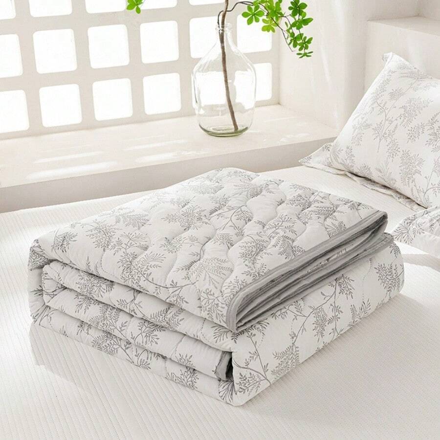 1pc Skin-Friendly Minimalist Plaid + Floral Quilted Wide-Edge Summer Quilt, Soft & Fine, Moisture-Wicking & Breathable, Minimalist & Elegant, Fashion Air Conditioning Quilt, Lightweight & Breathable Summer Quilt - Promise - View 1
