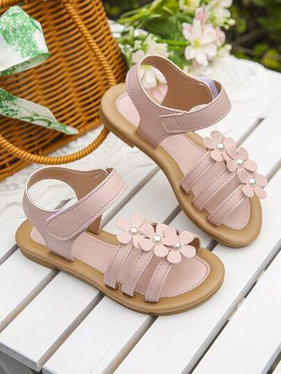 A Pair Of Sweet Pink Girls' Sandals In Spring And Summer Are Decorated With Fresh Flowers And Decorated With Small Pearls And Dew Fingers. The Breathable And Cool Style Is Versatile And Suitable For Daily School, Outing, Beach Play, Matching Skirts And Other Occasions.
